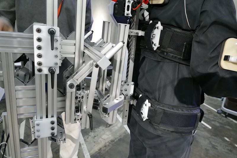 外骨格スーツを背中で固定する治具