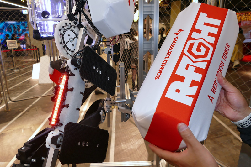 外装のウレタンは簡単に外せ、ロゴも自由に変えられる