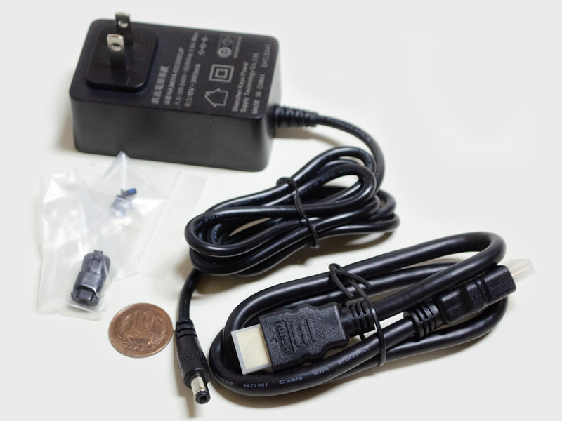 付属品。ACアダプタ(サイズ約80×45×30mm、重量170g、出力12V/3,000mA)、HDMIケーブル、各種ネジなど
