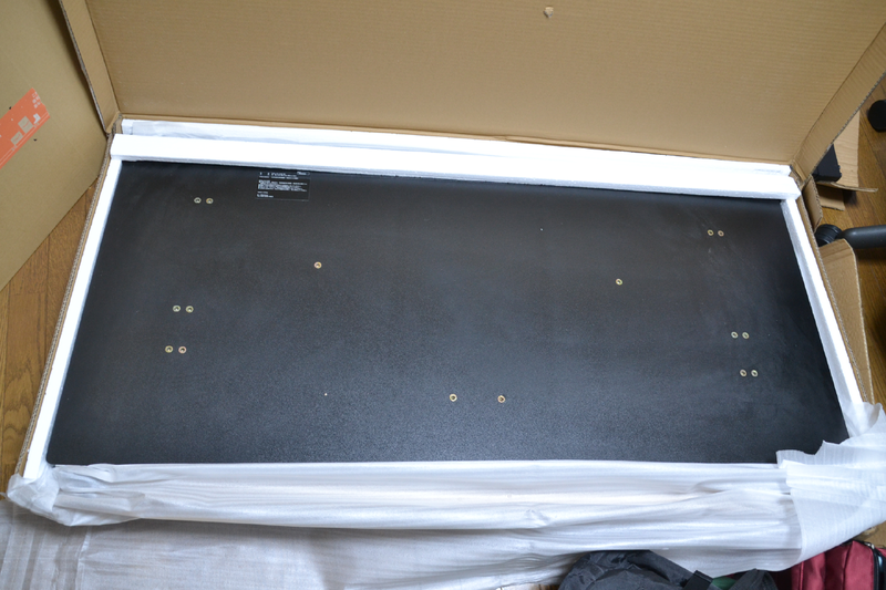 天板は裏面からネジ止めになる。固定箇所は多いが、ネジ止めでしっかり固定されるのか若干不安