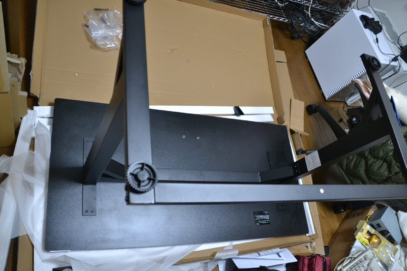 こんな感じで脚部と天板を組付け