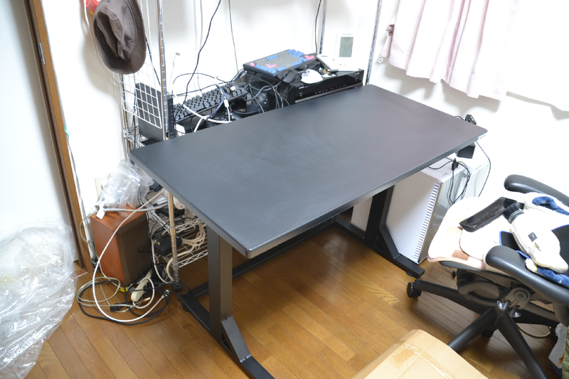 とりあえず設置。後ろのメタルラックは以前のテーブルと高さを合わせていたので、後日調整する