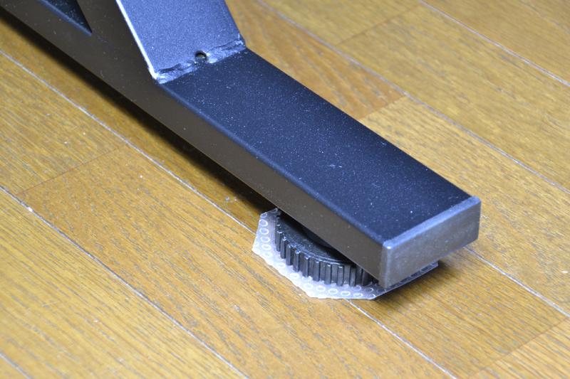 アジャスターの下に挟む。見た目はともかく効果は劇的