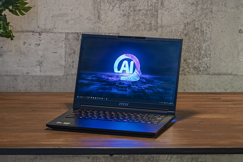 作業にはStealth 14 AI Studio A1Vシリーズ(型番：Stealth-14-AI-Studio-A1VGG-2001JP)を使用した。14型サイズながらIntel最新CPUのCore Ultra 9 185Hを搭載するかなりのハイスペックノートだ