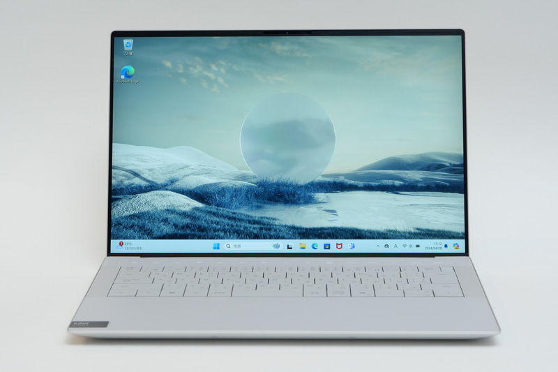 ディスプレイを開いて正面から見た様子。ディスプレイは4辺狭額縁仕様で、デザイン性を高めるだけでなく本体の小型化にも貢献している