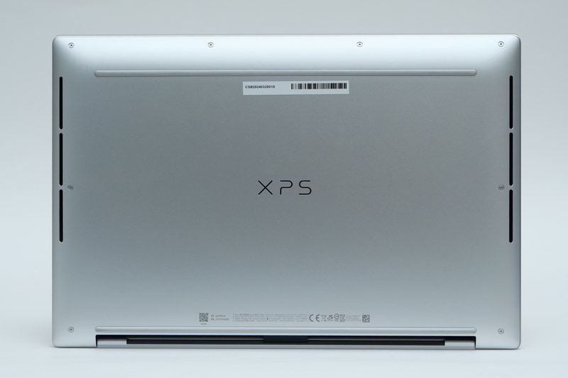 底面。精密にCNC加工されたアルミニウムボディは、非常にスタイリッシュだ