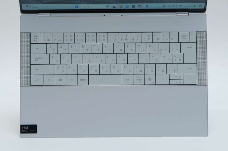 キーボード面は2022年登場のXPS 13 Plusと同等のデザインを採用。極限までノイズを排除したデザインは、シンプルだがとても洗練され、すっきりとした印象だ