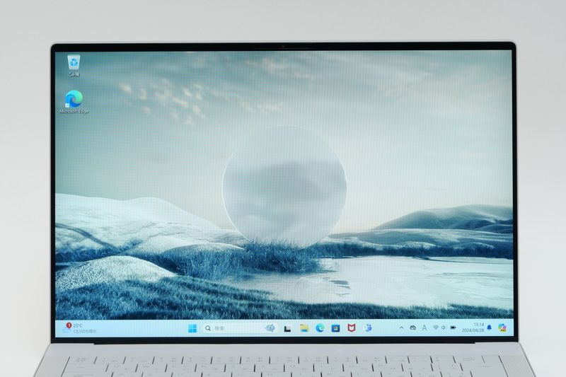 1,920×1,200ドット(WUXGA)表示対応の14.5型液晶を採用。4辺狭額縁仕様でほぼ全体が表示領域となっている点も大きな魅力