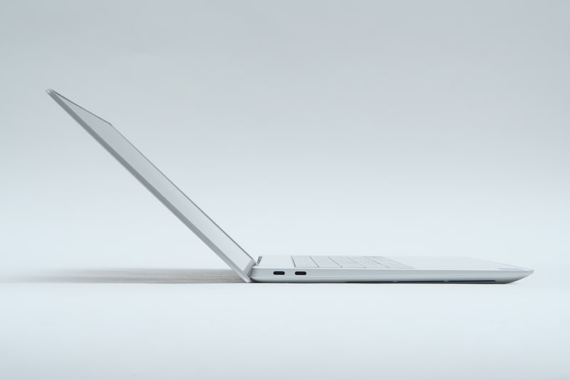 ディスプレイは135度ほどまでしか開かないが、実利用上大きな問題はなさそうだ