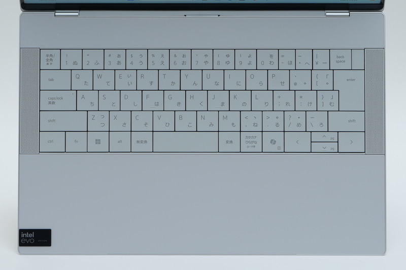 キーをタイル状に並べたようなデザインのキーボードを搭載。タッチパッドはパームレストと一体化され、存在感が完全に消されている