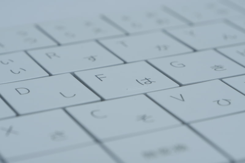 ストロークは1.2mmほどとやや浅いが打鍵感は良好。ただキーの隙間が狭いため、打鍵時に隣のキーを同時に押してしまうことが結構あった