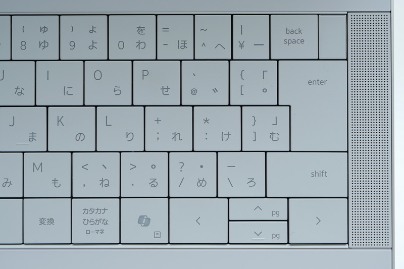 BackSpaceキー左の一部キーはピッチが狭くなっているが、そこは大きな問題はない。ただカーソルキーの↑と↓は縦ピッチが狭く、キーの隙間もないためかなり扱いづらかった