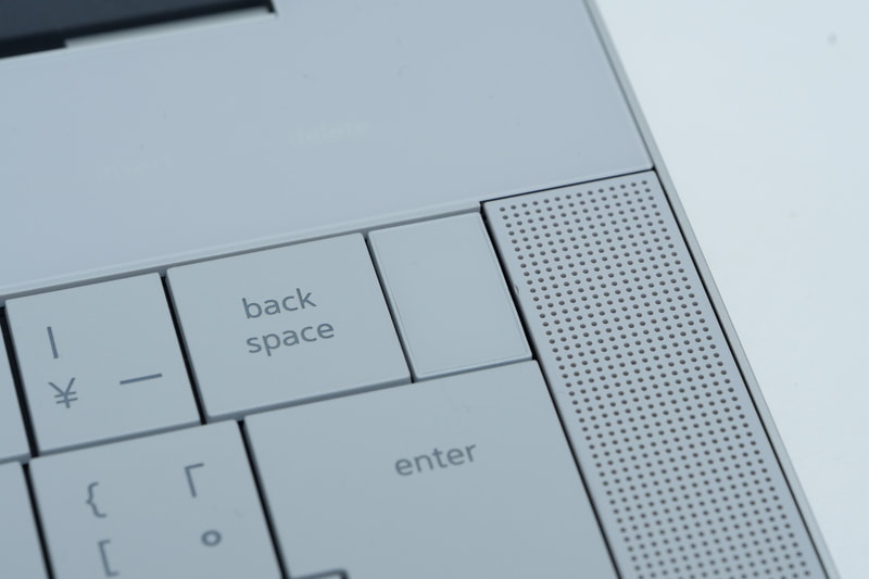 BackSpaceキー右に電源ボタンを配置。ほかのキーより強く押さないと反応しないため、間違って押すことはないが、BackSpaceキーと思ってこの場所を押すことも多発したので、慣れるまでは注意が必要だろう