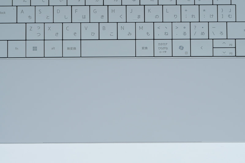 タッチパッドはパームレストと一体化し、表面はガラスで覆われているため、非常になめらかな指触り。クリック操作時の振動フィードバックもあり、操作性は申し分ないが、パッドの位置が分からないため、右クリックの位置が分かりづらい点は気になった