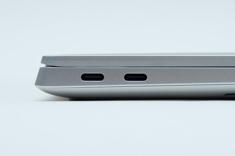 左側面にはThunderbolt 4×2を配置