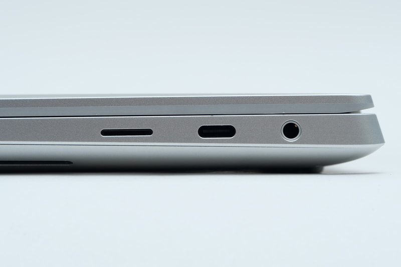 右側面にはUHS-II対応microSDカードスロット、Thunderbolt 4×1、オーディオジャックを配置