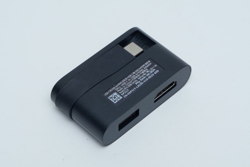 接続用のUSB Type-Cケーブルはアダプタ本体に収納でき、携帯性も良い