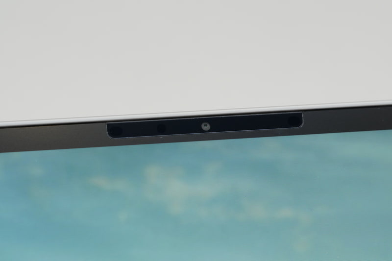 ディスプレイ上部に顔認証カメラを搭載。1080p/30fpsのWebカメラとしても利用できる