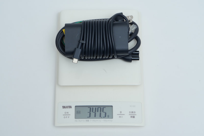 ACアダプタの実測の重量は、付属電源ケーブル込みで347.5gだった