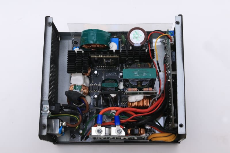 ATX電源の内部。この記事を見たあなたは「電源マイスター」。回路を見ただけ、レビューを呼んだだけで電源の良し悪しを見分けられる