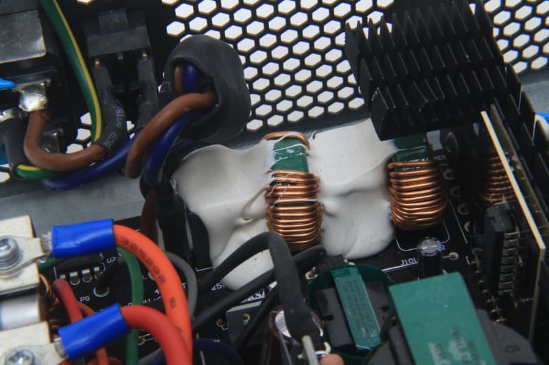 コンセントの電源に乗ってきたノイズを除去する。大体どの電源も同じだが、安いモノだとスカスカな場合も。PLCや工場で使っている場合は注意