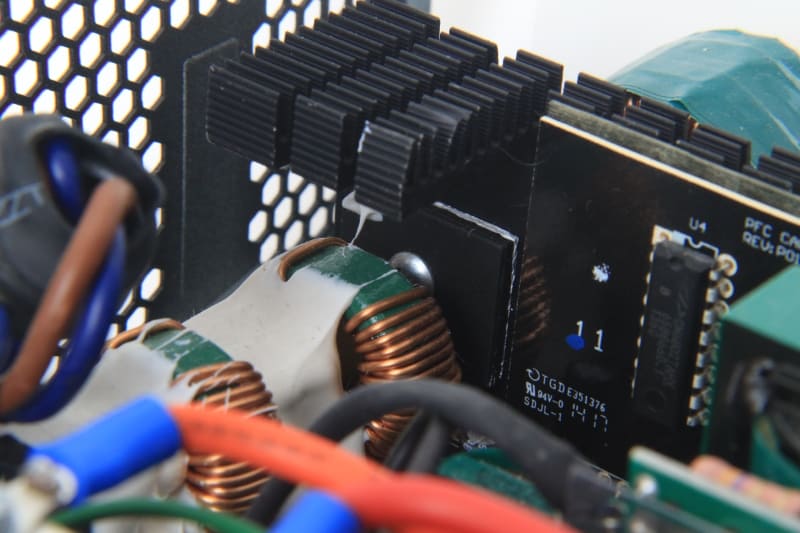 ここは熱が出る部分なので、ヒートシンクで熱対策しているものがオススメ