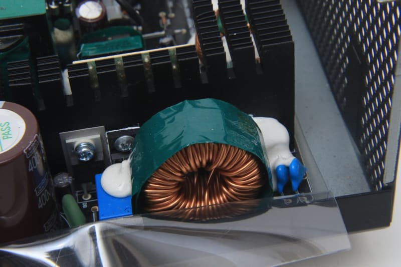 80PLUS認証を取得している電源は、高効率のActivePFC搭載。ACアダプタだと単なるPFCが多いのでATXの方が省エネ性は高い