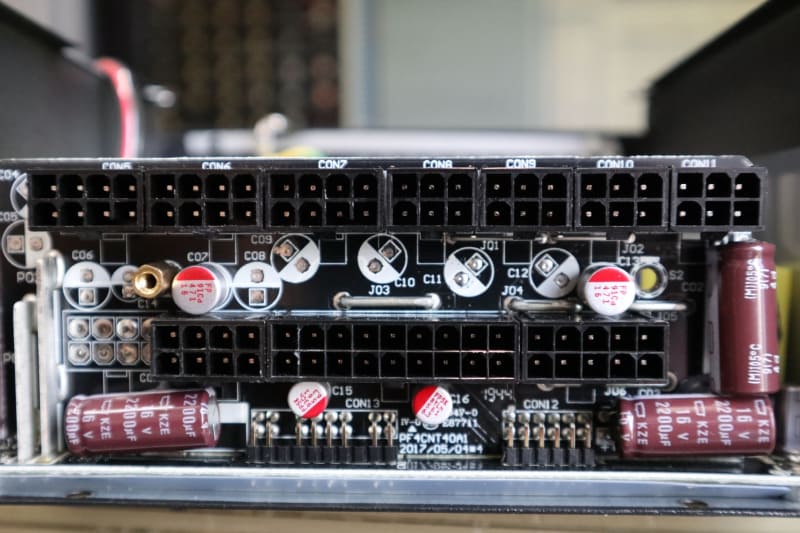 プラグインコネクタ裏には、ひっそりとコンデンサが仕込まれている。ゲーム用やレンダリングするPCでは、コンデンサが乗っている方がいい