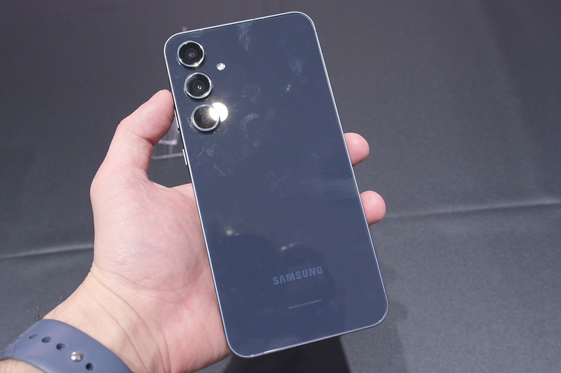 背面。本機では各キャリアのロゴが刻印されない