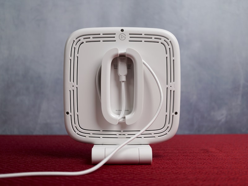 ケーブルの余った部分は背後に巻き付けられる