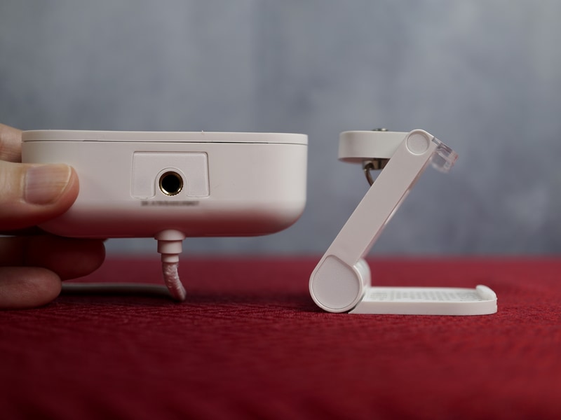 こちらも台座を取り外し、三脚などに取り付けられる