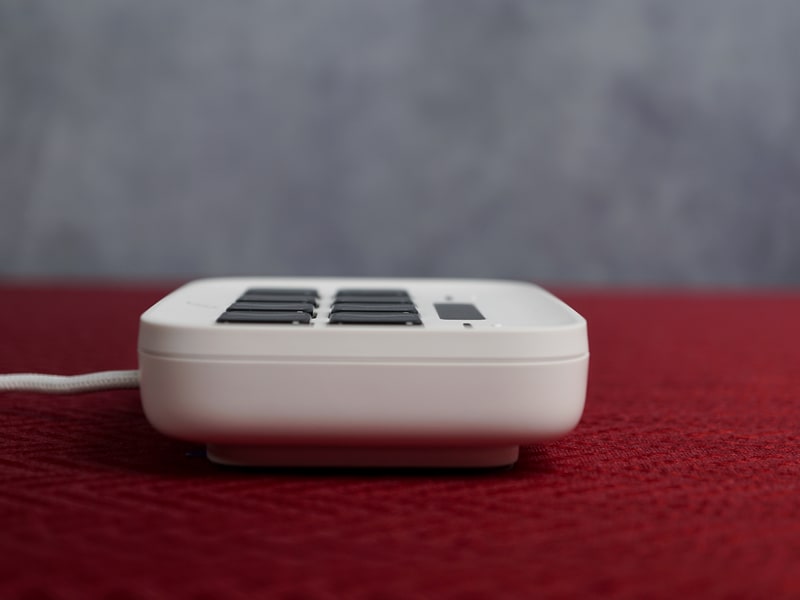 スタンドで3段階に傾きを調節可能。スタンドとケーブルの着脱はできない