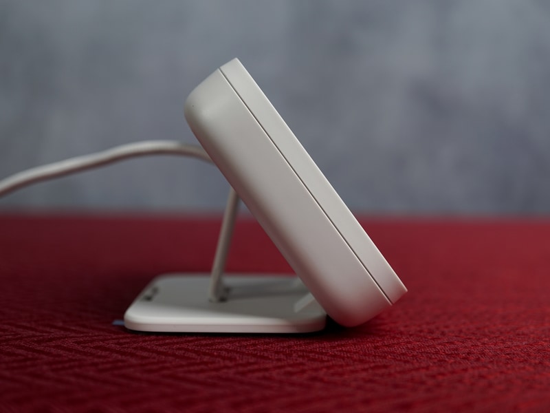 スタンドで3段階に傾きを調節可能。スタンドとケーブルの着脱はできない