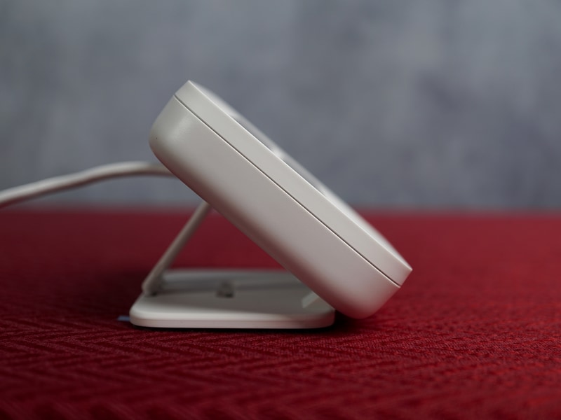 スタンドで3段階に傾きを調節可能。スタンドとケーブルの着脱はできない