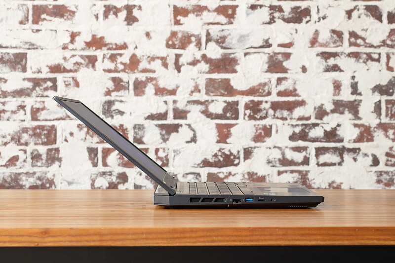 ハイエンドゲーミングノートとしてはかなり薄めの筐体