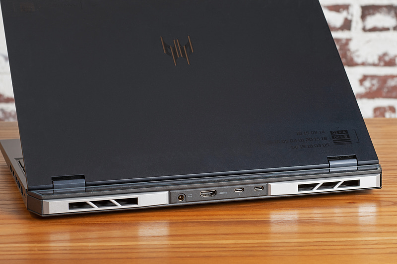 背面にHDMI出力、Thunderbolt 4×2