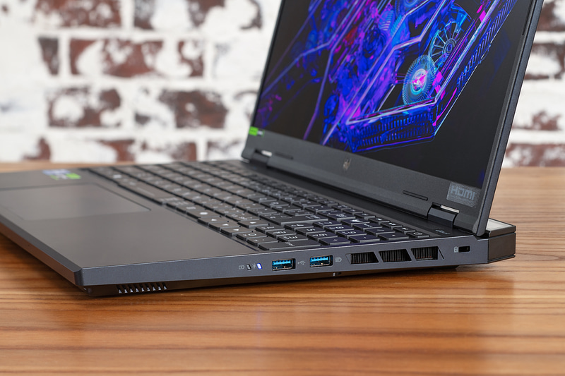 右側面にUSB 3.2 Gen 2×2