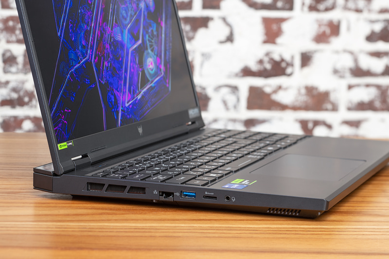 左側面に2.5Gの有線LAN、USB 3.2 Gen 1×1、microSDカードスロット、ヘッドセット端子