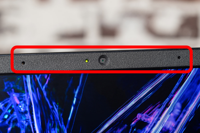 上部にはWebカメラとデュアルマイクを搭載。本体正面には第3のマイクがあり、AI処理と組み合わせることで音声品質を高めてくれる