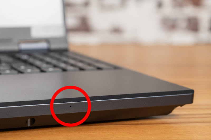 上部にはWebカメラとデュアルマイクを搭載。本体正面には第3のマイクがあり、AI処理と組み合わせることで音声品質を高めてくれる