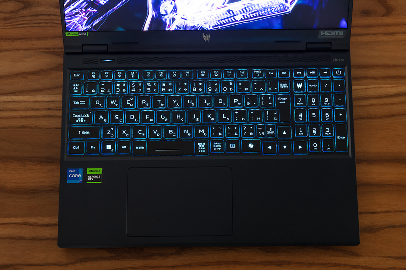 キーボードはテンキー付き。剛性も高く激しいゲームプレイにも向いていると感じた。バックライトも内蔵