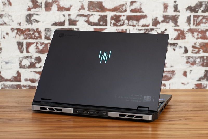 ゲーミングノートだが、ハデすぎないスマートなデザインで仕事や学業でも使いやすい。ただ、天面のロゴは光るのがスタイリッシュだ