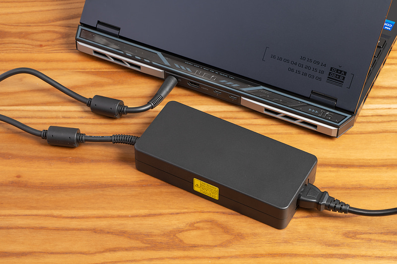 ACアダプタは背面から接続する。高性能なゲーミングノートということもあって、330Wの大出力でサイズも大きい