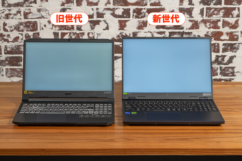 15.6型のNitro 5(左)との比較。16型のPredator Helios Neo 16のほうが圧倒的に画面が広く感じるのが分かるだろう