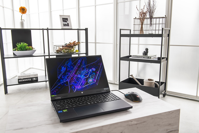 日本エイサーの「<a href="https://www.acer.com/jp-ja/predator/laptops/helios/helios-neo-16" class="n" target="_blank">Predator Helios Neo 16</a>」。最新CPUの第14世代インテル® Core™ i7-14700HX プロセッサー、GeForce RTX™ 4070 Laptop GPUを搭載するモデル(型番: PHN16-72-N76Y47)は実売22万5,000円前後で販売されている