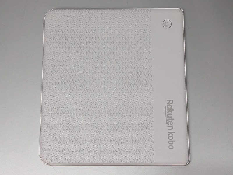 背面。右上に電源ボタンを備える。凹凸のパターンは滑り止めの役割を果たす