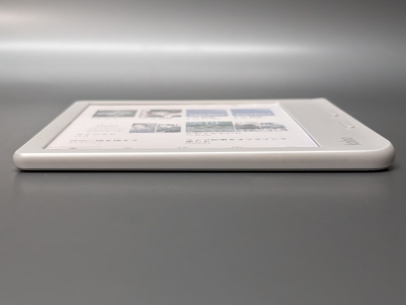 下から見上げるとボディがゆるやかに傾斜しているのが分かる