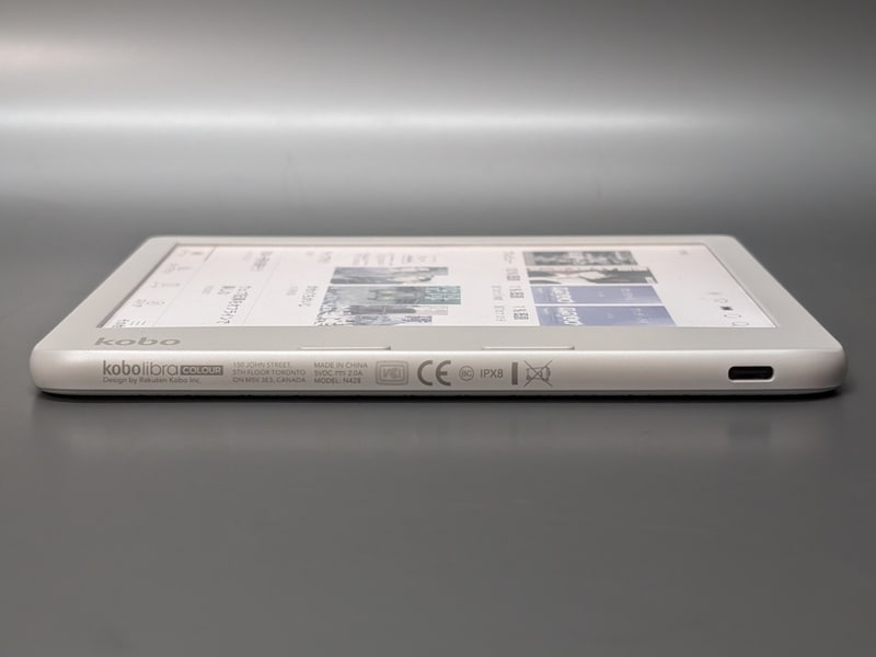 側面。USB Type-Cポートを備える