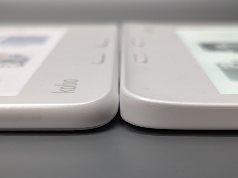 ボタンがある側を背中合わせに並べたところ。カーブの具合や厚みなどが微妙に異なる