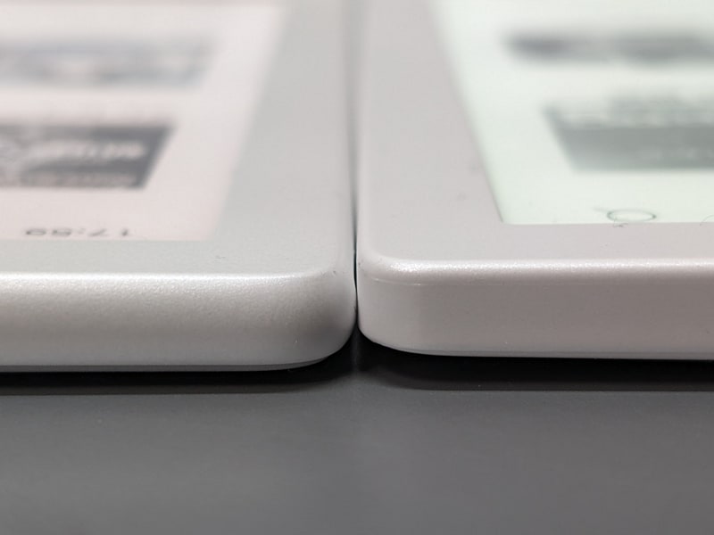 反対側を並べたところ。従来モデル(右)のほうがやや厚みがある